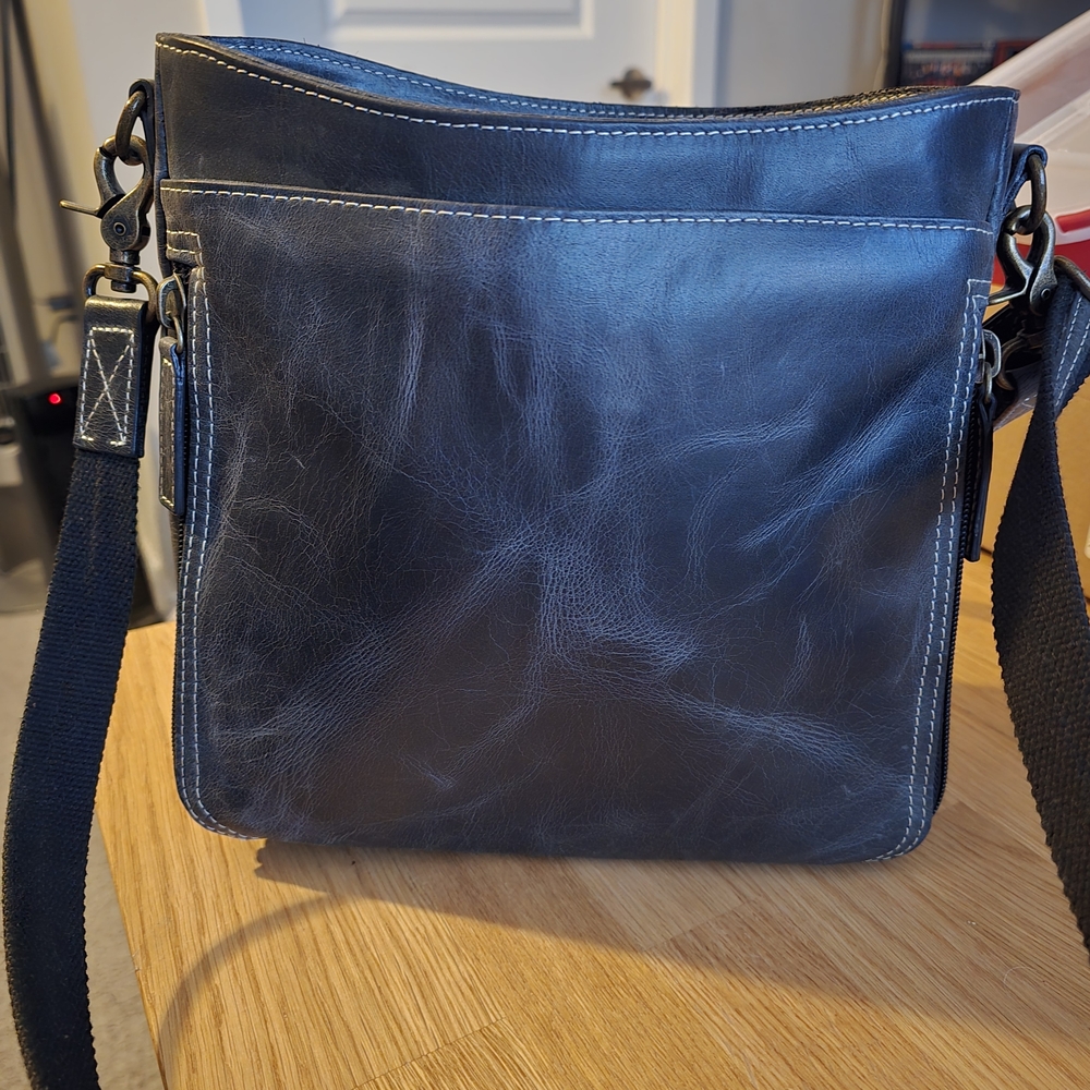 Gun Tote'n Mamas Conceal Carry Leather Crossbody Bag - Picture 2 of 5